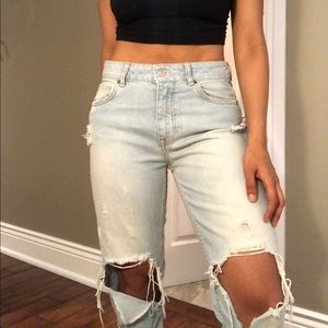 Light washed embroidered ripped jeans